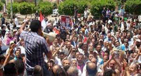 Supporters of Morsy demonstrate in Minya and destroy cars and shops